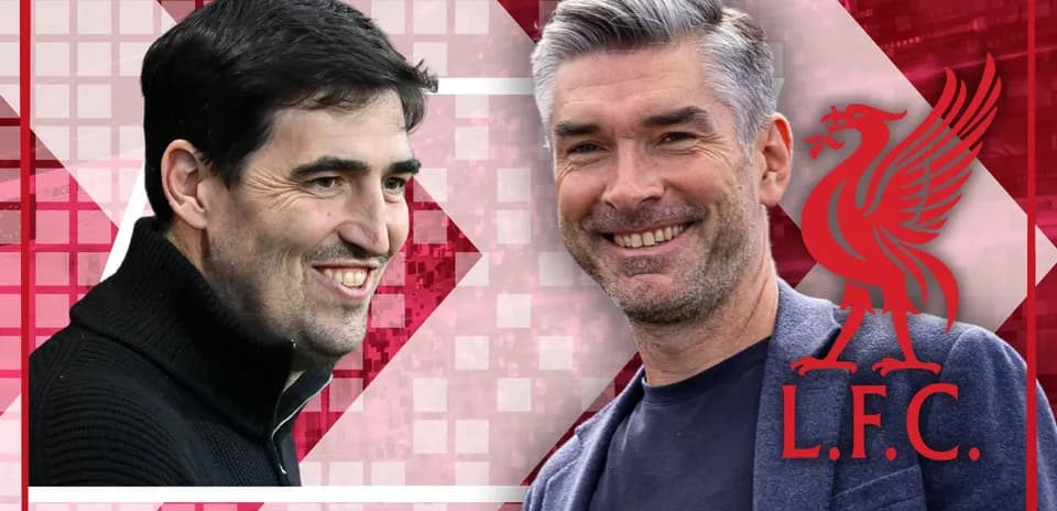Dos entrenadores sonriendo frente al logo de Liverpool