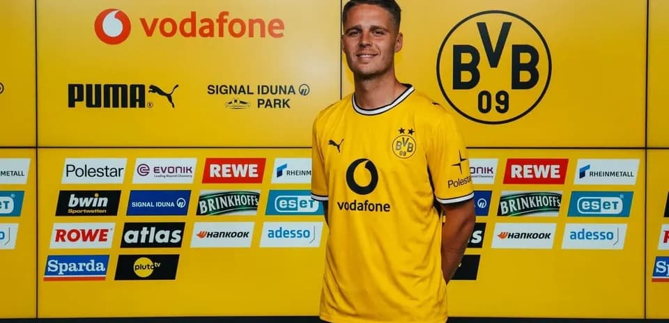 Jugador posando en presentación de Borussia Dortmund