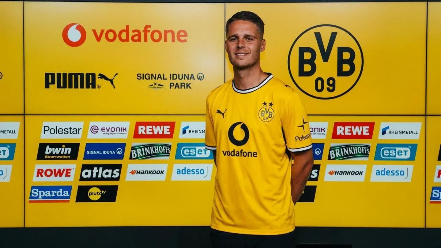 Jugador posando en presentación de Borussia Dortmund