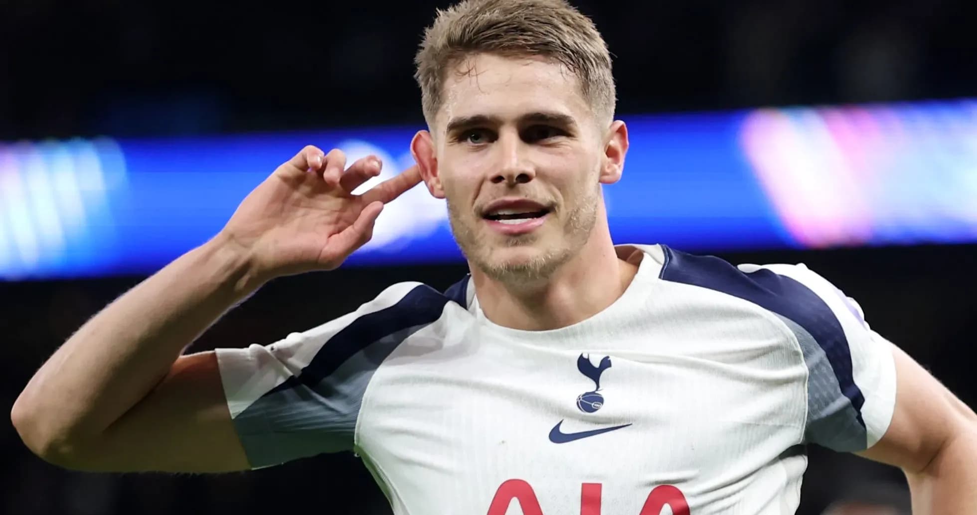 Jugador de Tottenham celebrando un gol en el estadio
