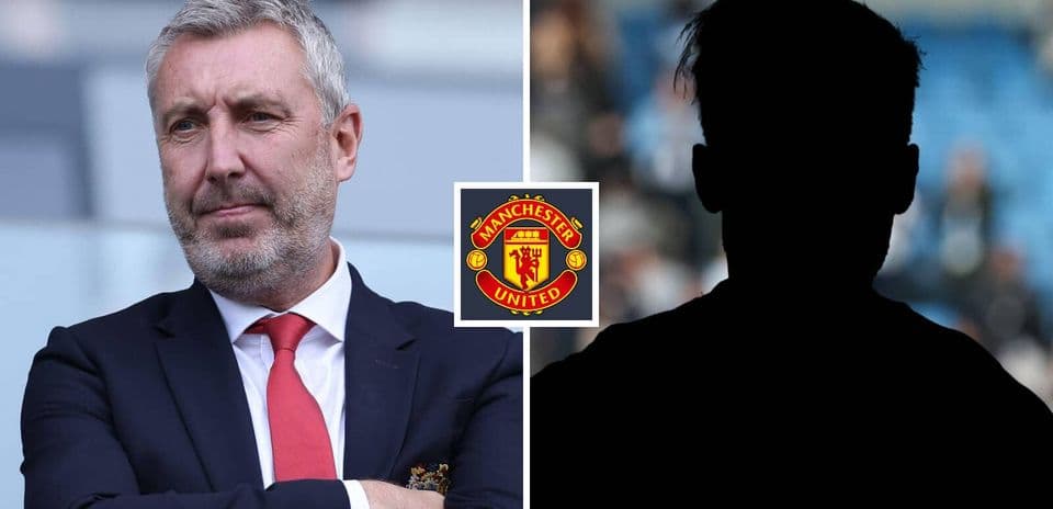 Entrenador de pie junto al logo de Manchester United
