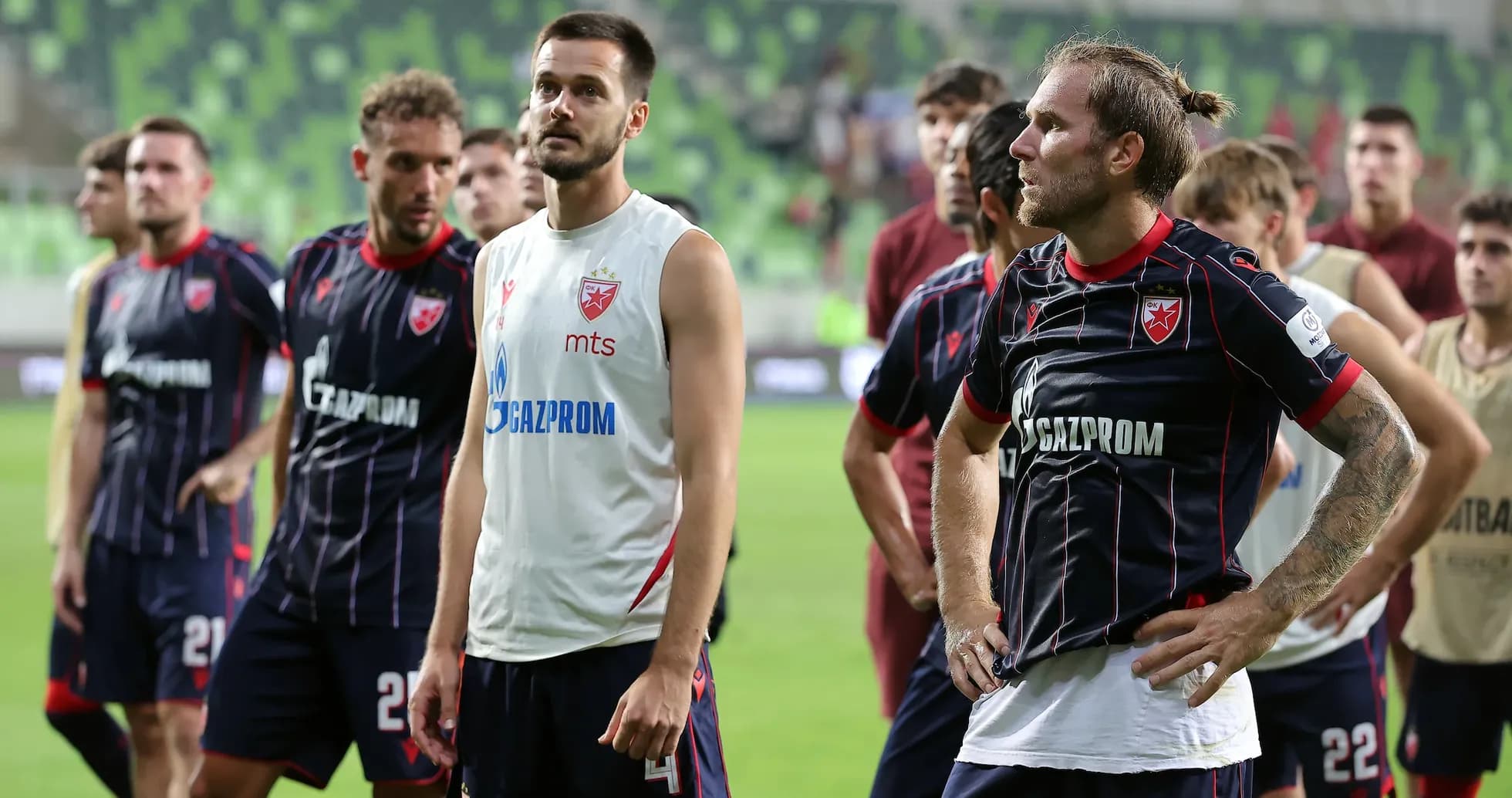 Jugadores de FK Crvena Zvezda en el campo