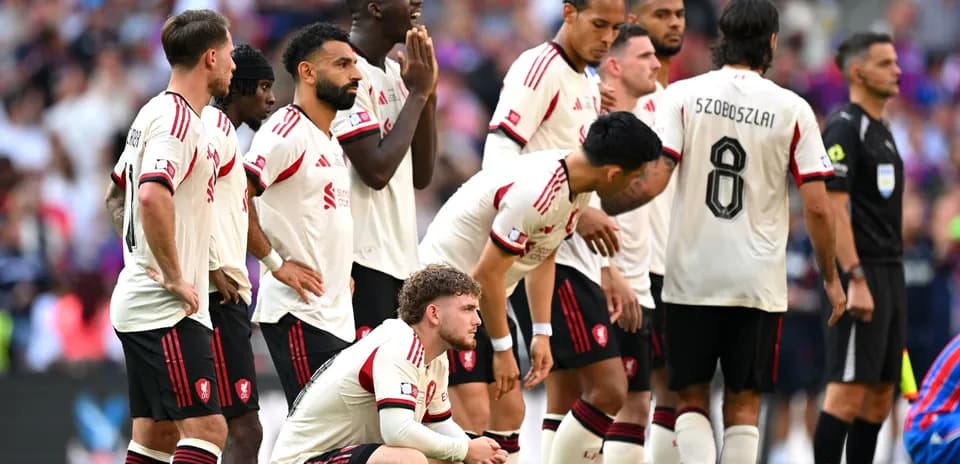 Jugadores de Liverpool alineados durante un partido