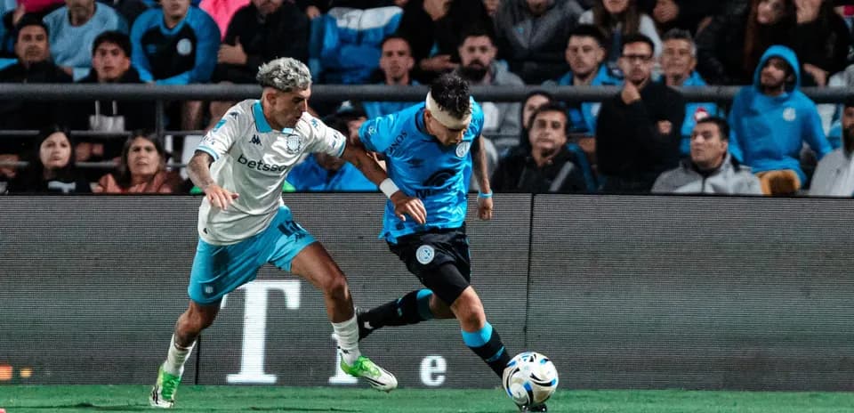 Jugador de Belgrano persigue a rival de Racing Club