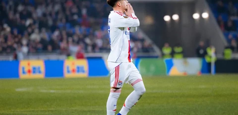 Jugador de Lyon pidiendo apoyo a la afición