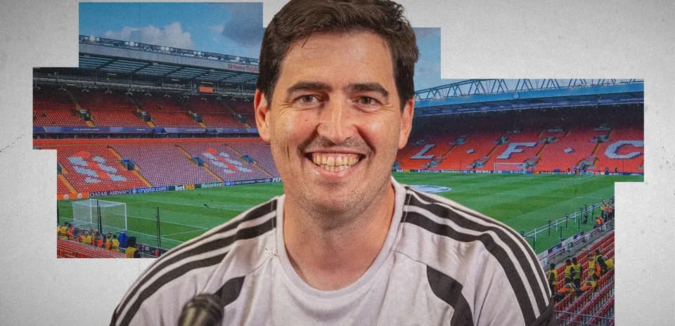 Entrenador sonriente en Anfield antes del partido