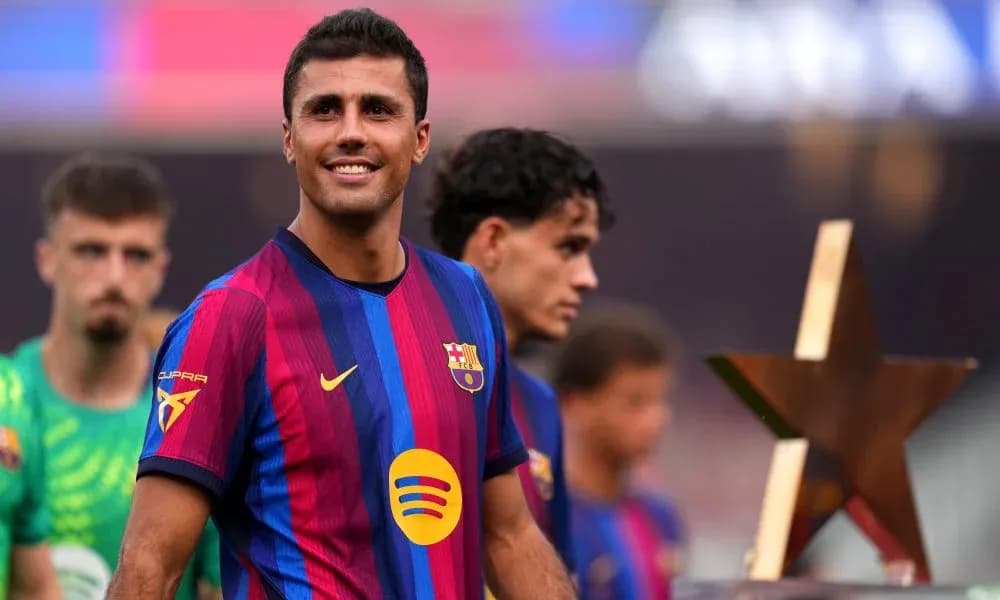 Jugador de FC Barcelona sonriente con trofeo en mano