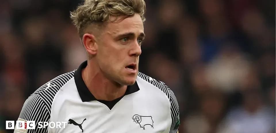 Jugador de Derby County corriendo en el partido