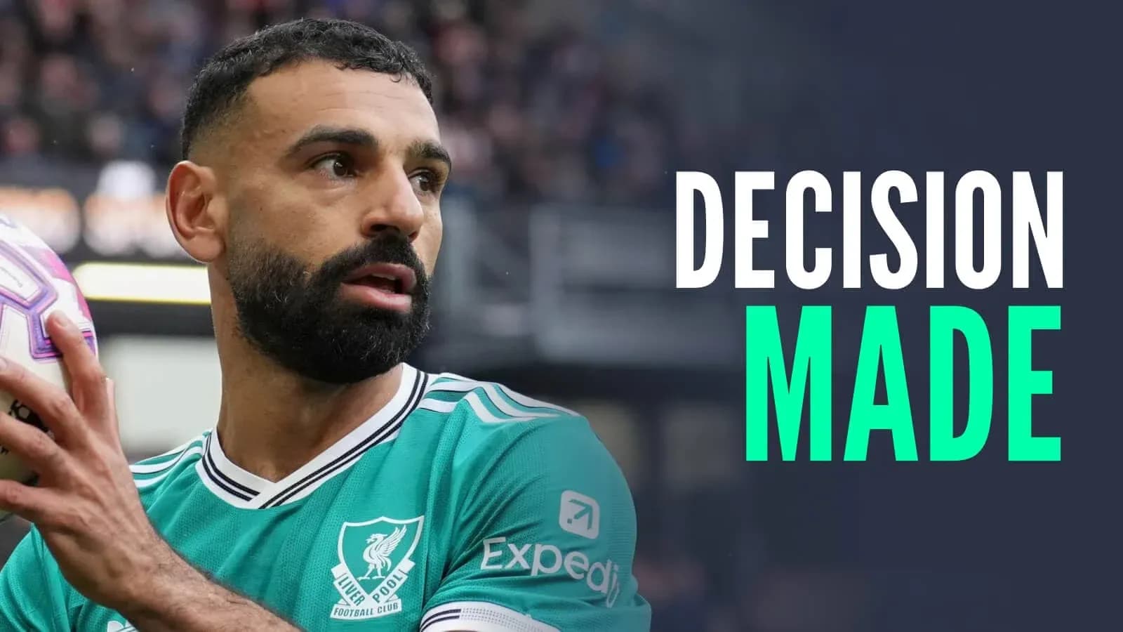 Mohamed Salah sosteniendo un balón durante un partido