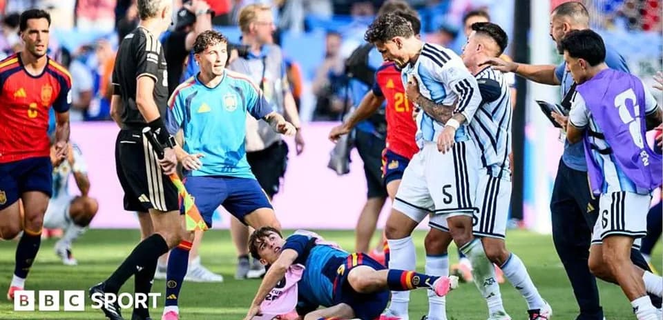 Jugadores de Argentina y España discutiendo en el campo