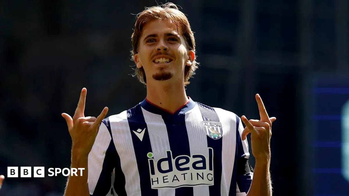 Jugador celebrando con camiseta de West Bromwich Albion