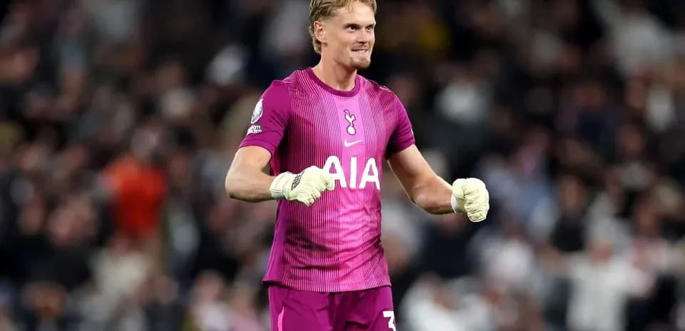 Portero de Tottenham celebrando en el estadio