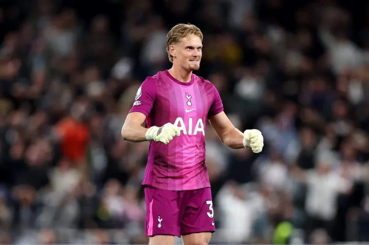 Portero de Tottenham celebrando en el estadio