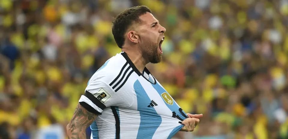 Jugador argentino gritando y mostrando su camiseta