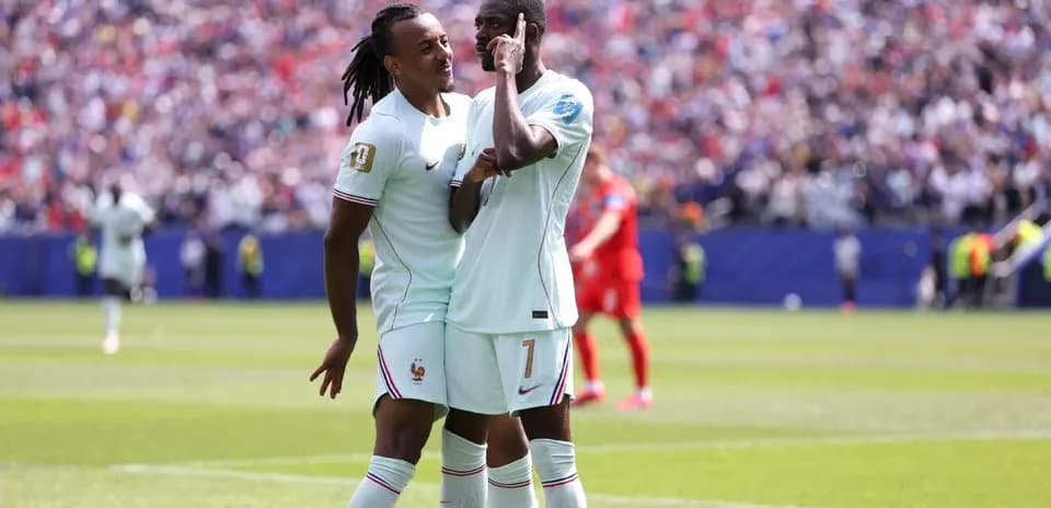 Jugadores de Francia celebrando un gol en el campo
