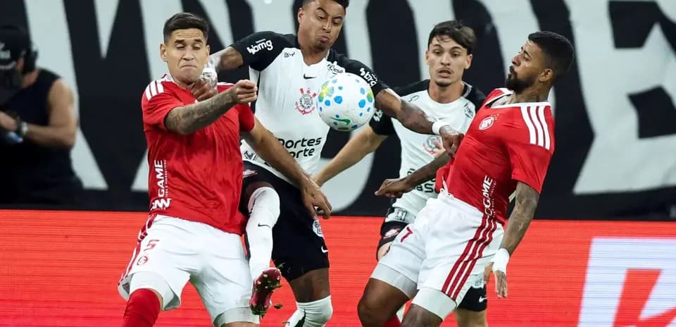 Jugadores de Internacional y Corinthians disputando el balón