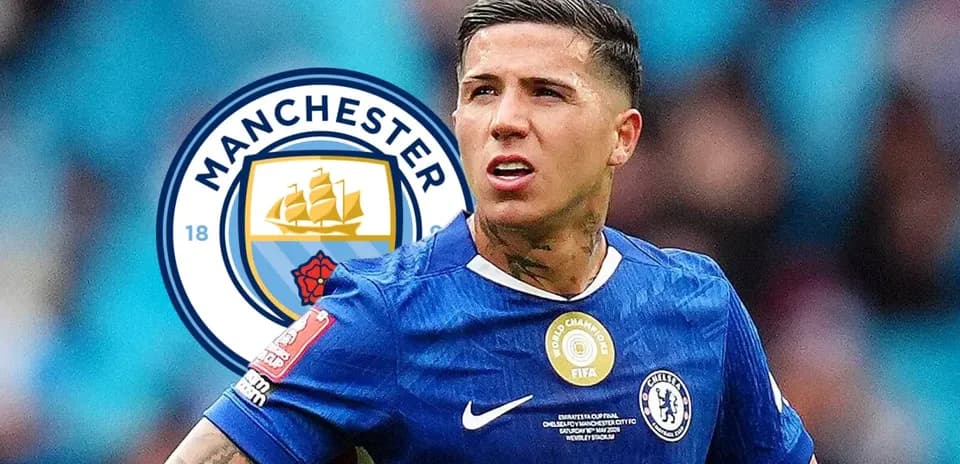 Jugador de Chelsea con logo de Manchester City detrás