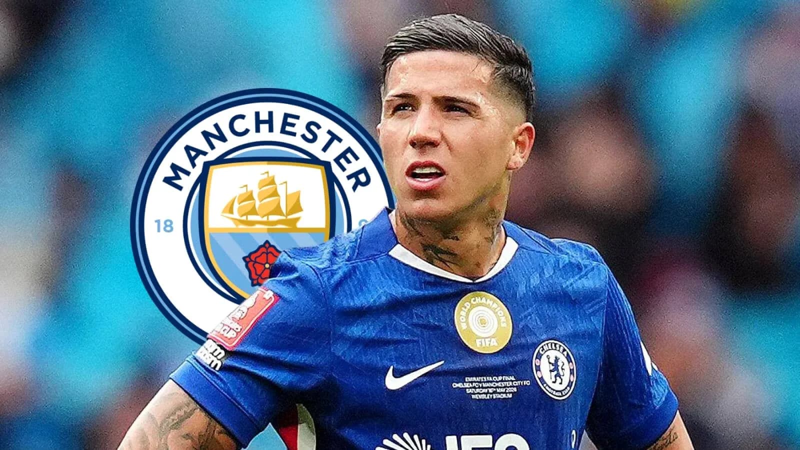 Jugador de Chelsea con logo de Manchester City detrás