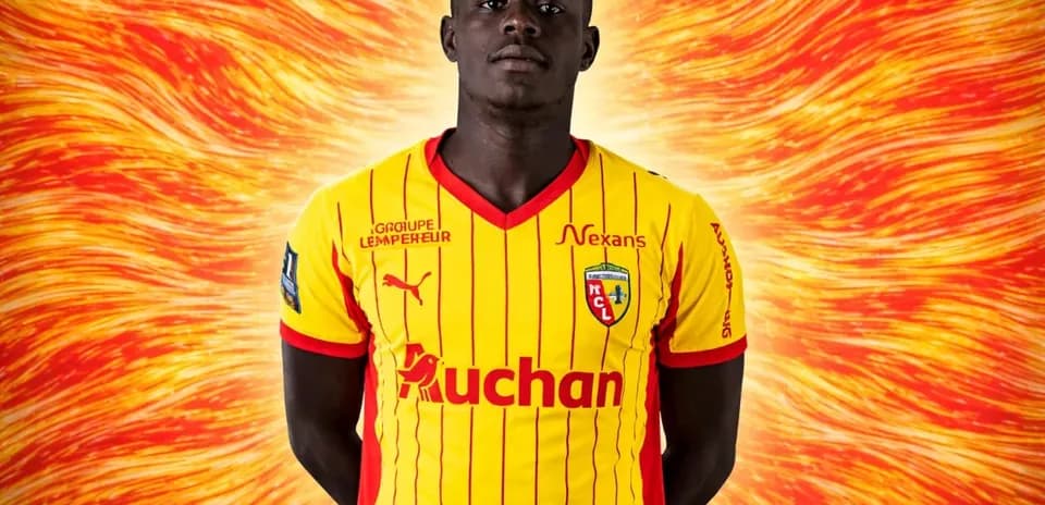 Jugador en uniforme amarillo del RC Lens