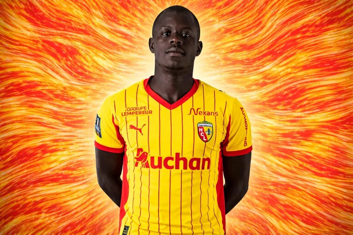 Jugador en uniforme amarillo del RC Lens