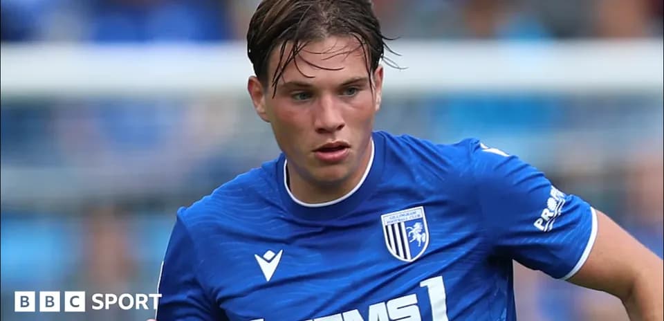 Jugador de Gillingham corriendo en el campo
