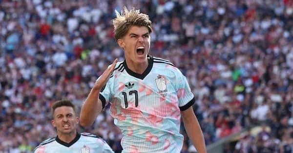 Jugador celebrando un gol con camiseta de Italia