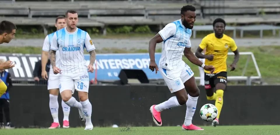 Jugador de Universitatea Craiova con el balón