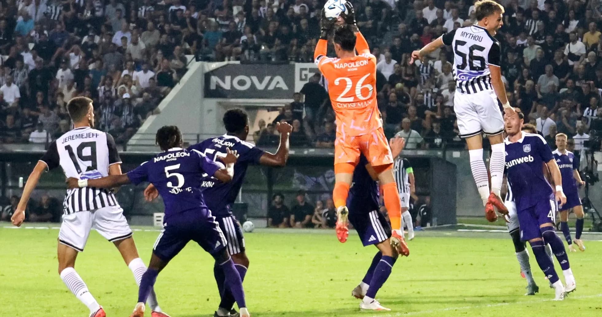 Portero atrapando el balón durante el partido