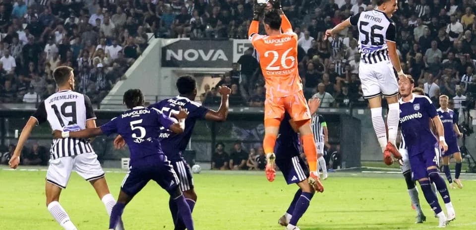 Portero atrapando el balón durante el partido