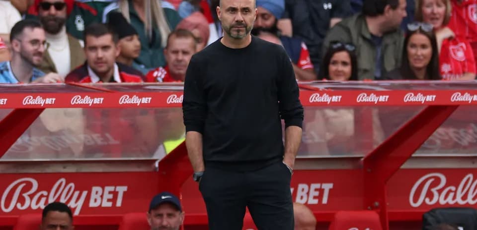 Entrenador observando el partido desde la banca