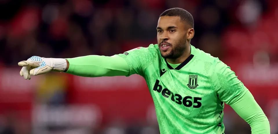 Portero de Stoke City señalando durante el partido