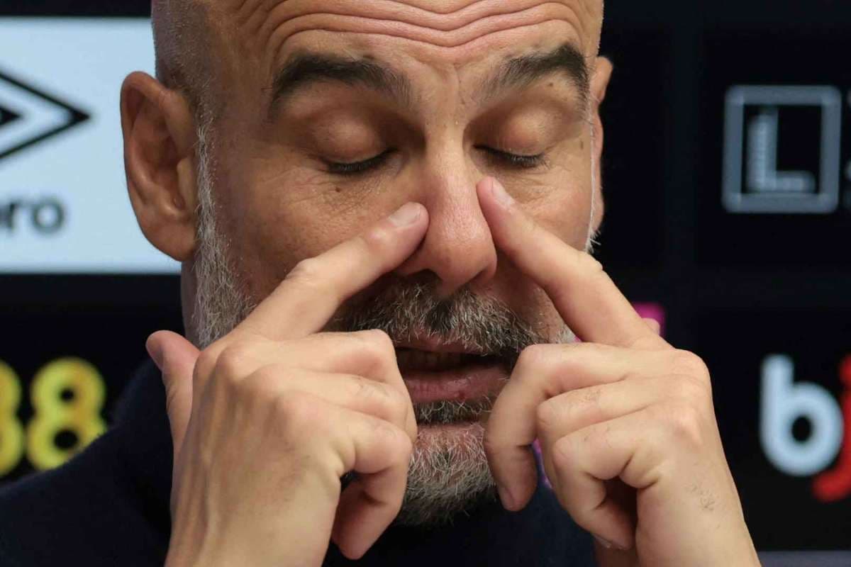 Entrenador gesticulando durante una conferencia de prensa