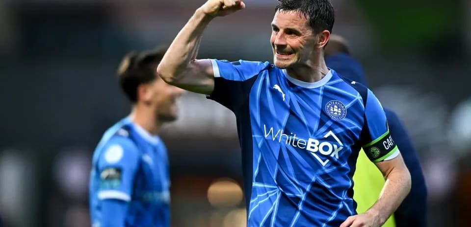 Jugador de Waterford FC celebrando con el puño en alto