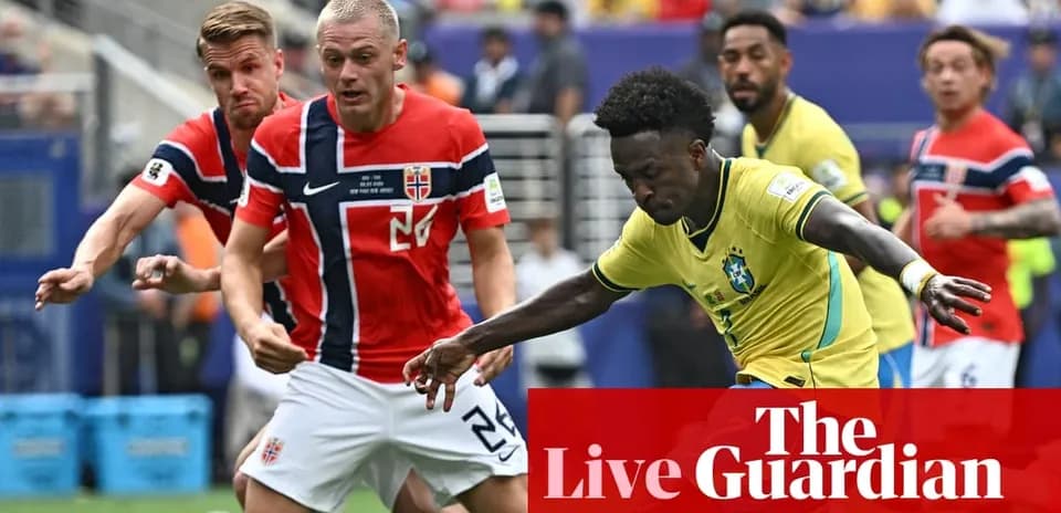 Jugador de Brasil driblando a dos rivales noruegos