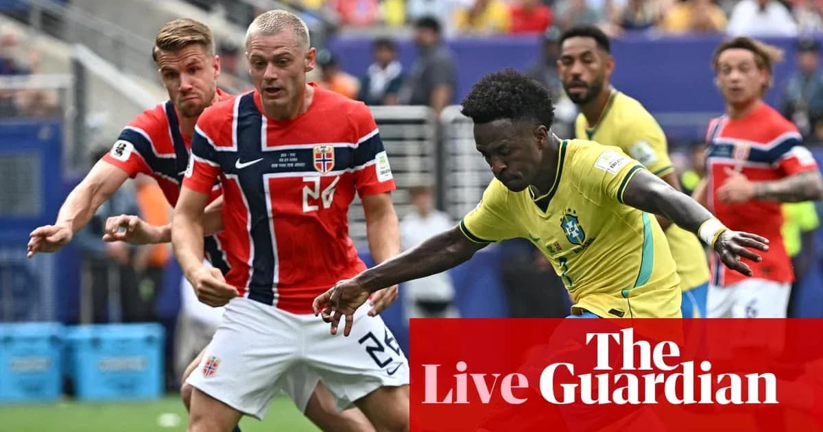 Jugador de Brasil driblando a dos rivales noruegos