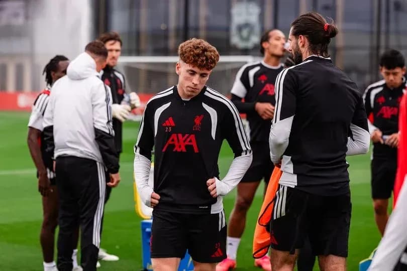 Jugadores de Liverpool en sesión de entrenamiento
