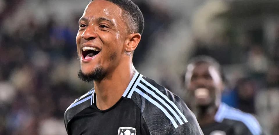 Portero sonriendo tras una victoria en el partido