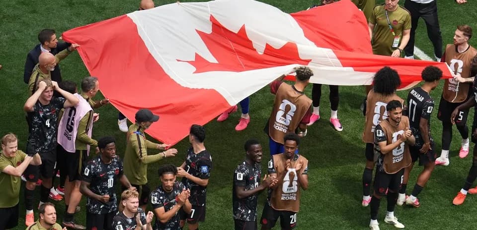 Equipo canadiense celebrando con la bandera