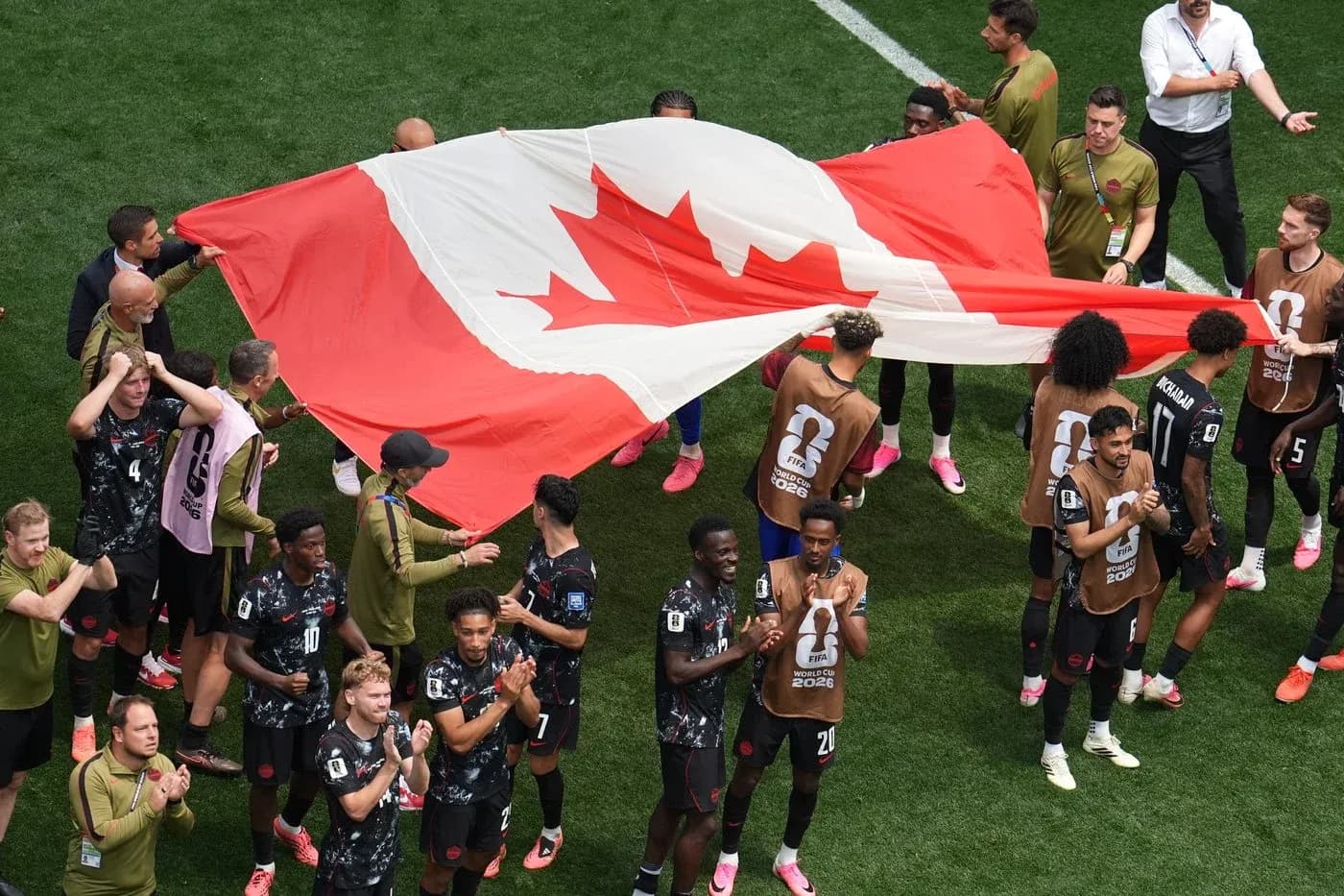 Equipo canadiense celebrando con la bandera