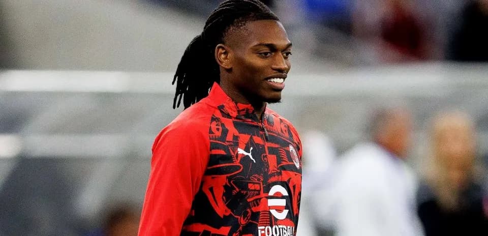 Jugador sonriendo durante calentamiento previo al partido