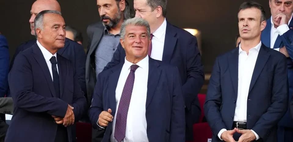 Directivos en palco durante evento deportivo
