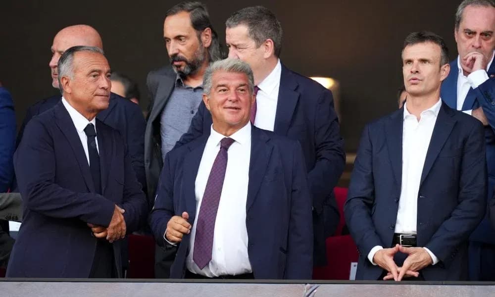 Directivos en palco durante evento deportivo