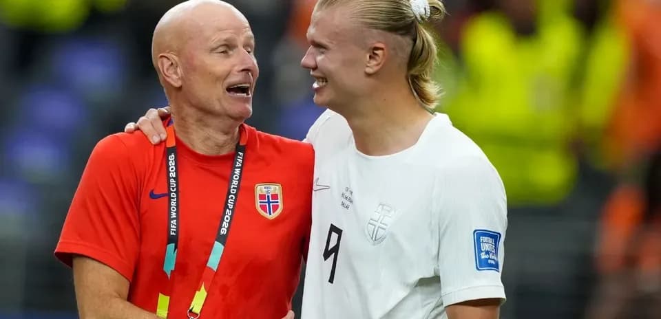 Entrenador y jugador sonriendo tras el partido