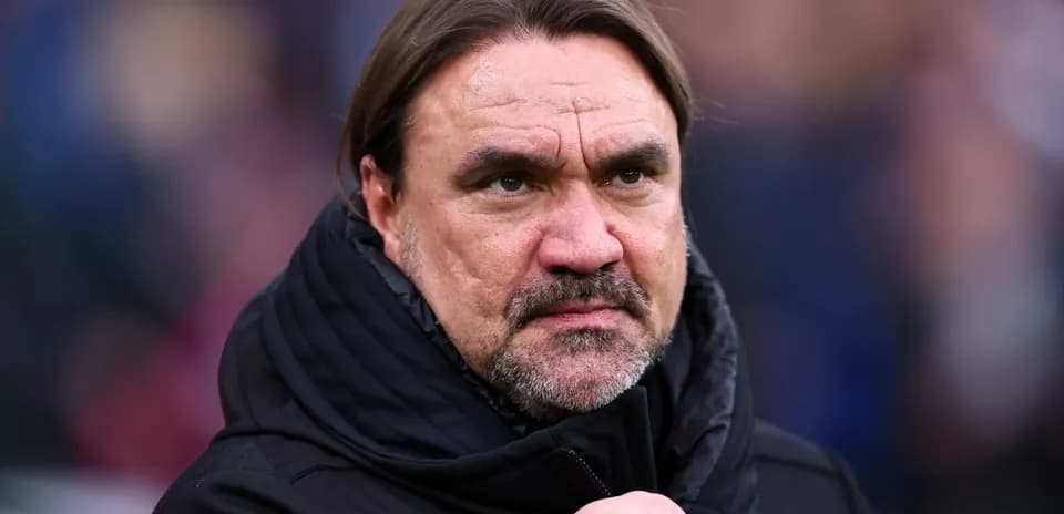 Entrenador observando el partido desde la línea