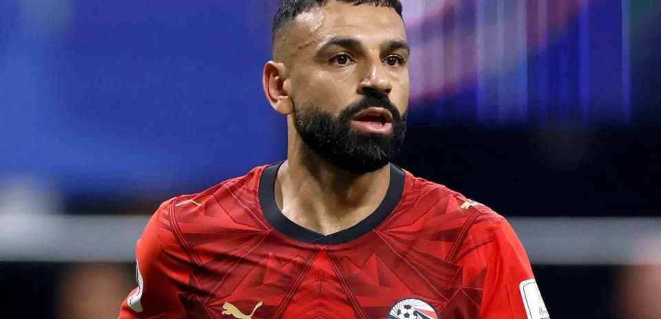 Jugador de fútbol en uniforme rojo durante partido