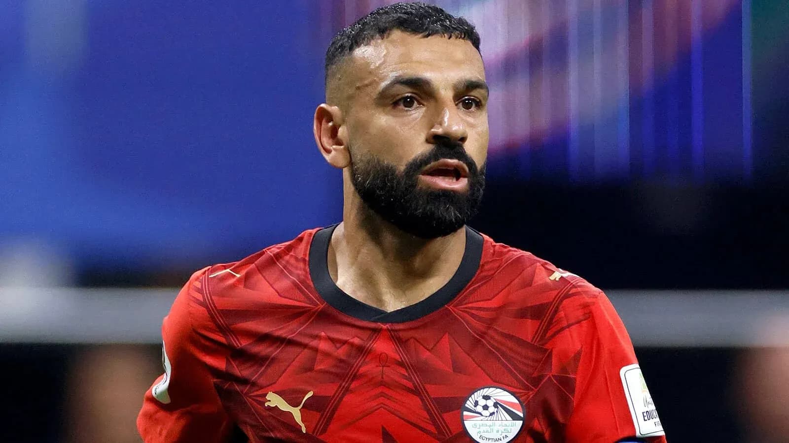 Jugador de fútbol en uniforme rojo durante partido