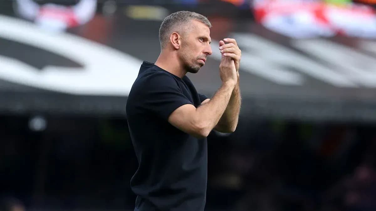 Entrenador dando instrucciones durante el partido