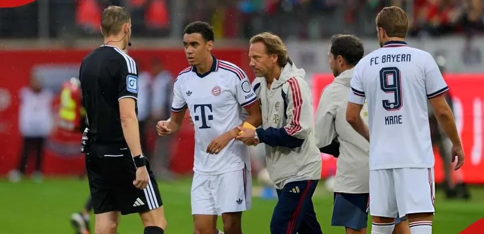Jugador de Bayern siendo atendido por el cuerpo técnico