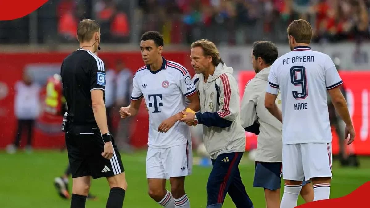 Jugador de Bayern siendo atendido por el cuerpo técnico
