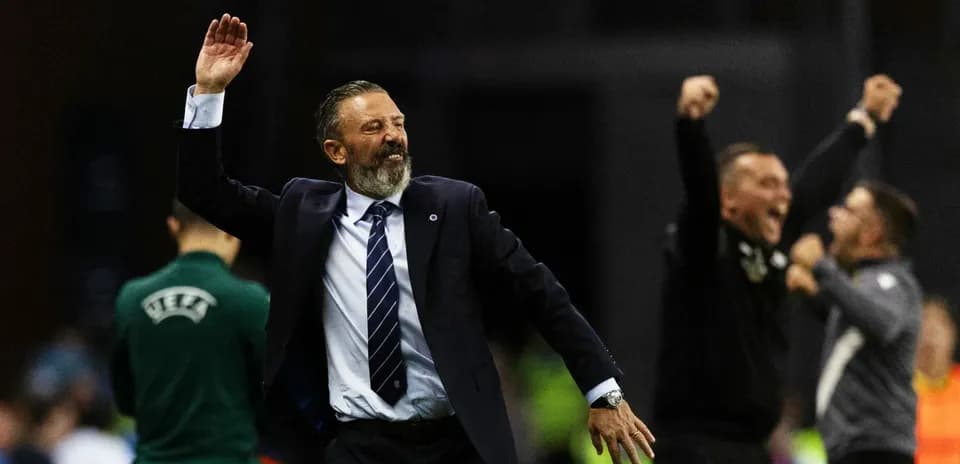 Entrenador celebrando una victoria en el partido